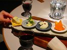お部屋でデザートワインと特製おつまみプレート