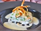真鶴産白身魚のシューファルシ 地元柑橘のブールブランソース(冬のフレンチ一例)