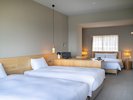 大きなベッド3台を備えたデラックスルーム。
