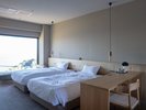 大きなベッド3台を備えたデラックスルーム。