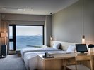 大きなベッド3台を備えたデラックスルーム。