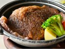 岩塩で焼いた牛陶板料理は、食材の水分を引き出してジューシーさを増し、風味を引き立ててくれます。