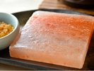 岩塩を使った料理は、素材の味を引き立ててくれます。