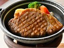【スタンダード懐石】ジューシーな肉の香りが漂い、食欲をそそります。
