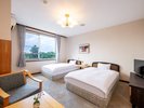 【洋室ツイン】シャワールームとバリアフリー型洋式トイレが付いたお部屋です