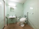 【洋室ツイン】シャワールームとバリアフリー型洋式トイレが付いたお部屋です
