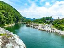 長瀞岩畳は自然が創り出した壮大な石畳です。清流と奇岩の絶景が魅力です。