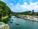 長瀞岩畳では、絶景とともにライン下りやラフティングも楽しめます。