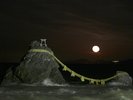 �v�w��̌��̏o (Moonrise with Married rocks)�u�iC�j�ɐ��u���ό��R���x���V�����@�\�v
