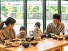 ご家族での楽しいご夕食時間。今日の思い出を語り合ってくださいね。