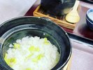 夏のお料理一例。東松島産のそら豆をたっぷりと使用した土鍋ご飯