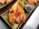 夏のお料理一例。料理長の特製「吉次の塩焼き」新鮮な肝を甘辛く炊いて添えました。