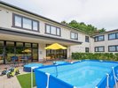 夏は中庭にプールが登場♪自由にお使いいただけます。青空の下、思いっきり水遊びをどうぞ♪