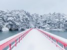 冬の福浦橋。雪がかかった朱色の橋と福浦島はこの時期限定の景色。