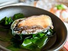 夏のお料理一例。貝の王様、鮑は陶板焼きでいただく。甘く香ばしい匂いが食欲をそそる一品です。