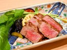 お料理一例。旨みあふれる牛ステーキ。噛むほどに深い味わいが広がります。