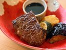 【夏の海宝会席】お料理一例。香ばしく焼き上げた旨みあふれる和牛ステーキをお楽しみください。