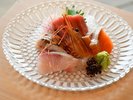 【夏の海宝会席】お造り一例。新鮮な旬魚を盛り込んだ彩り豊かな一皿。
