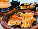 【秋の海宝焼き】海老・鮭・貝など海の幸を盛り込んだ、奥松島レーンホテル名物の蒸し焼き料