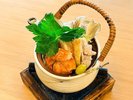 【秋のお料理一例】秋の風物詩・舞茸の土瓶蒸し。ふわりと広がる香りと、秋ならではの味わいをどうぞ。