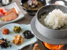 【朝食ビュッフェイメージ】青森産米「はれわたり」をひとり用窯で炊いてお召し上がりいただけます。