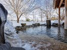 男性用露天風呂「鹿の湯」/冬季は雪見露天風呂をお楽しみいただけます。
