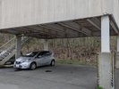 愛車を雨から守る「屋根付きガレージ」