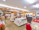 【売店】選りすぐりの青森名物やお土産が豊富に揃うおみやげ処。