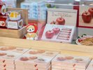 【売店】選りすぐりの青森名物やお土産が豊富に揃うおみやげ処。