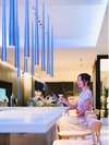 紺碧の富山湾をイメージした店内でくつろぎのひとときを。