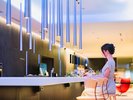 紺碧の富山湾をイメージした店内でくつろぎのひとときを。