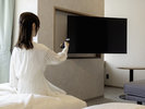 【DXツイン】50型ワイドテレビ完備!ベッド・ソファ両方からお楽しみいただけます。