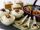【ご朝食】炊き立てのごはんにピッタリな小鉢など、目移りしそうなほど多彩なメニューがずらり。