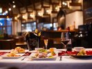 木のぬくもりあふれる空間で、お食事をお愉しみください