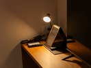 【客室】鏡、スタンドライトをご用意しております