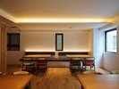 木製のテーブルとチェアはオリジナル家具。