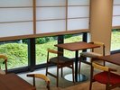 ラウンジの窓からは、小さい庭の緑が顔をのぞかせます。