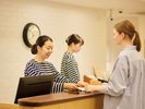 レセプションではスタッフが笑顔でお出迎えいたします。