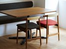 クラシコのオリジナル特注家具。木製のチェアーとテーブル。
