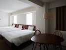 ワーケーションに最適な広めのテーブル。