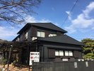 駐車場入り口からの眺め建物左側駐車場 右側へ進むとフロントへ