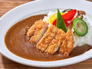 【アグー豚のカツレツカレー】揚げたてのアグー豚のカツレツをホテル特製カレーと一緒にどうぞ。