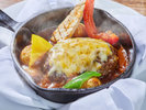 アグー豚と和牛の旨味を閉じ込めたハンバーグを特製デミグラスソースで。