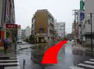 宮本むなしと東進衛生予備校の間の道をまっすぐお進み下さい。