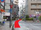 まっすぐ進むと左手に当ホテルがございます。