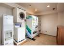 コインランドリーと自販機。6階にあります