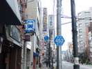 湯島駅4番出口前を通過して、徒歩1分で到着です