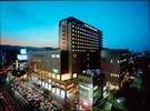 熊本の中心部に位置する絶好のロケーション(ホテル外観夜の風景)