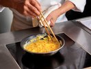 多くのゲストが立ち寄る LIVE COOK (実演コーナー)では、シェフがふわふわのオムレツを 作ります。
