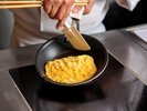 多くのゲストが立ち寄る LIVE COOK (実演コーナー)では、シェフがふわふわのオムレツを 作ります。